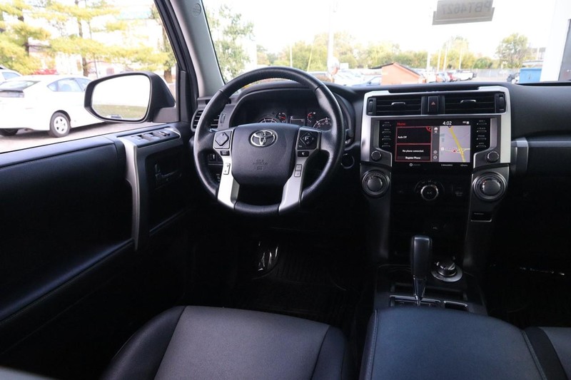 Toyota 4Runner Vehicle Full-screen Gallery Image 21