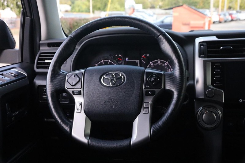 Toyota 4Runner Vehicle Full-screen Gallery Image 22