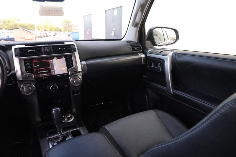 Toyota 4Runner Vehicle Full-screen Gallery Image 24