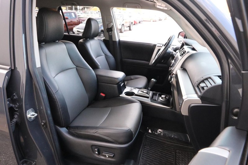 Toyota 4Runner Vehicle Full-screen Gallery Image 25