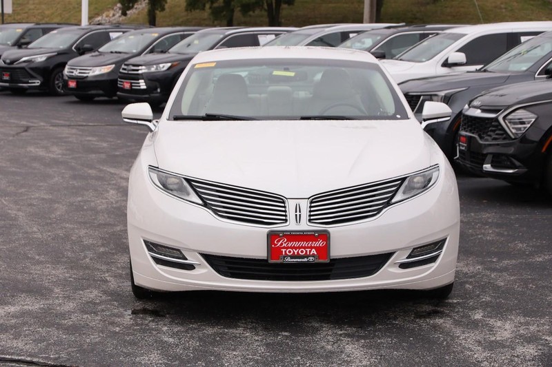 Lincoln MKZ Vehicle Full-screen Gallery Image 4