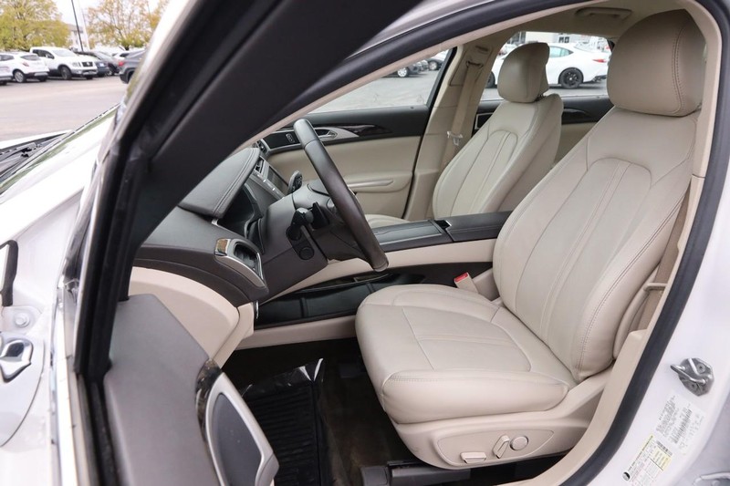 Lincoln MKZ Vehicle Full-screen Gallery Image 8