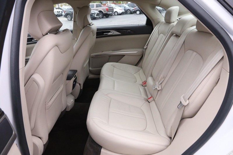 Lincoln MKZ Vehicle Full-screen Gallery Image 9