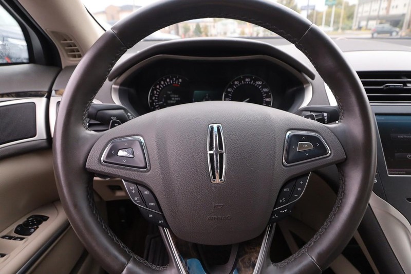 Lincoln MKZ Vehicle Full-screen Gallery Image 10