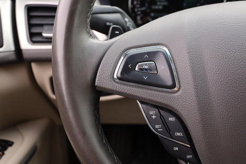 Lincoln MKZ Vehicle Full-screen Gallery Image 11