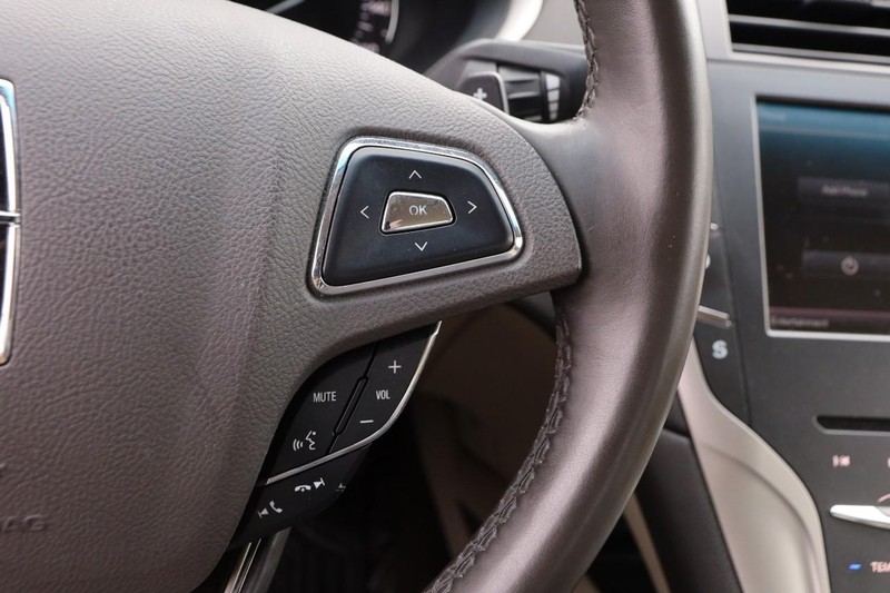 Lincoln MKZ Vehicle Full-screen Gallery Image 12