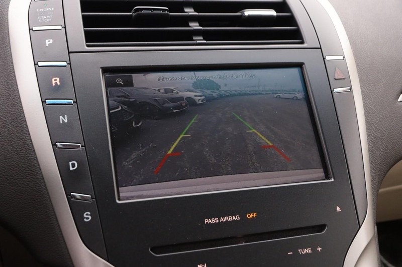 Lincoln MKZ Vehicle Full-screen Gallery Image 16