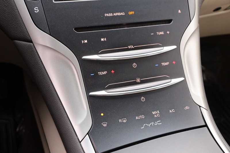 Lincoln MKZ Vehicle Full-screen Gallery Image 17