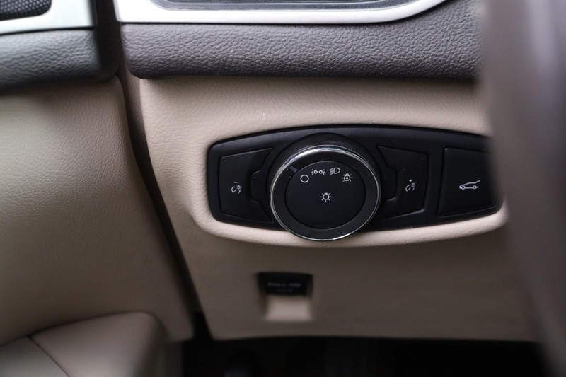 Lincoln MKZ Vehicle Full-screen Gallery Image 18