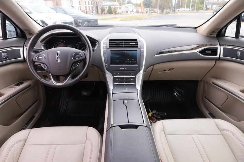Lincoln MKZ Vehicle Full-screen Gallery Image 19
