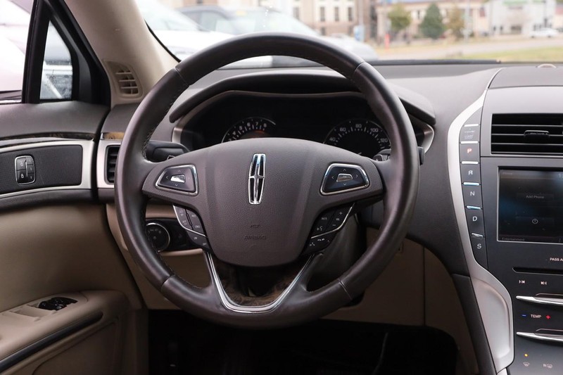 Lincoln MKZ Vehicle Full-screen Gallery Image 21