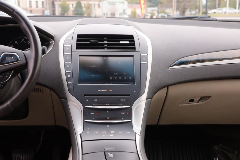 Lincoln MKZ Vehicle Full-screen Gallery Image 22
