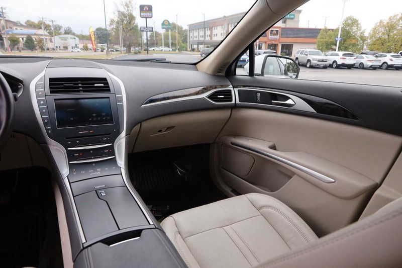Lincoln MKZ Vehicle Full-screen Gallery Image 23