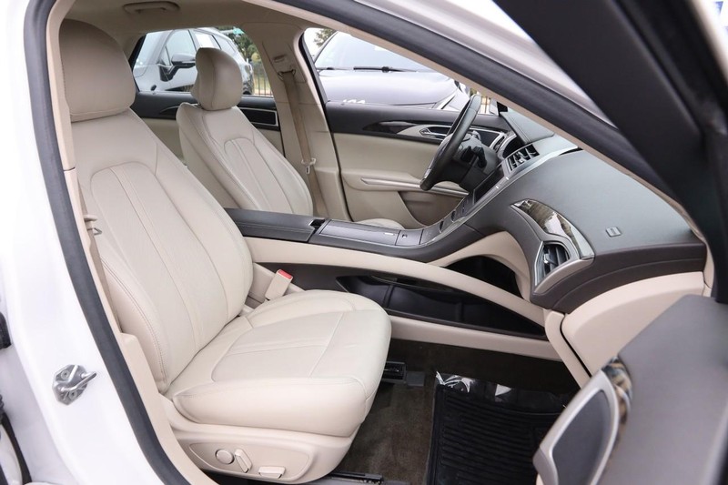 Lincoln MKZ Vehicle Full-screen Gallery Image 24