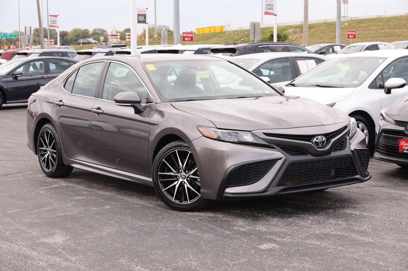Toyota Camry Vehicle Full-screen Gallery Image 2