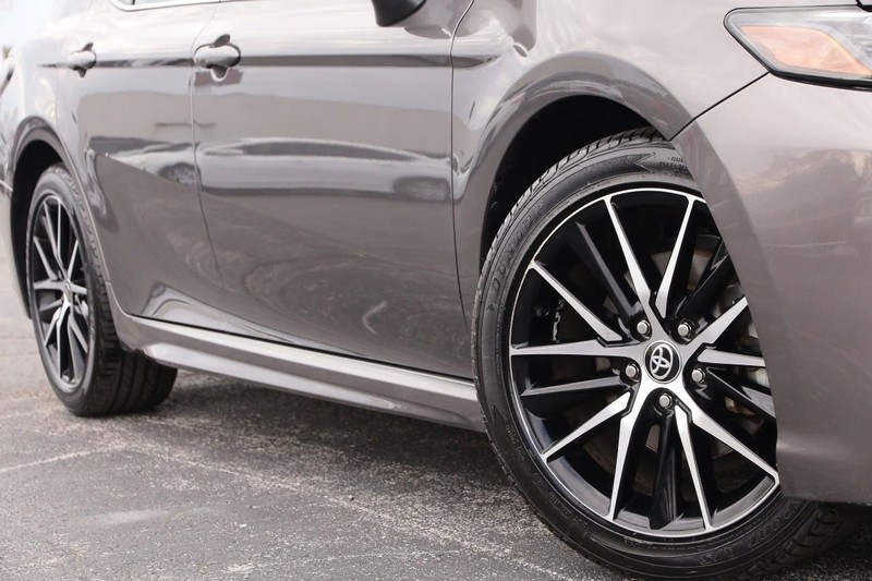 Toyota Camry Vehicle Full-screen Gallery Image 3