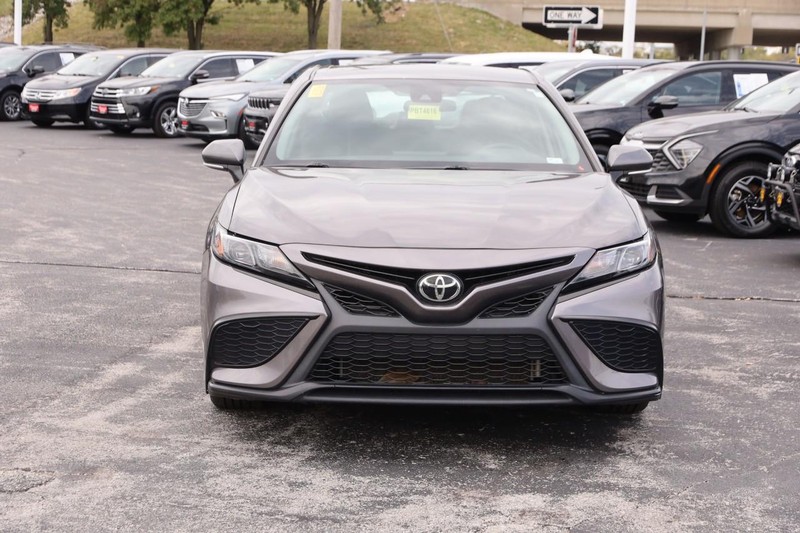 Toyota Camry Vehicle Full-screen Gallery Image 4