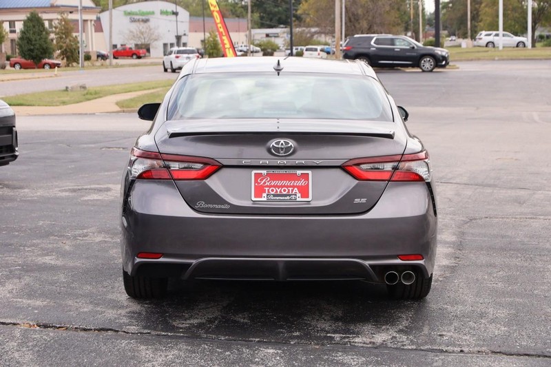 Toyota Camry Vehicle Full-screen Gallery Image 6