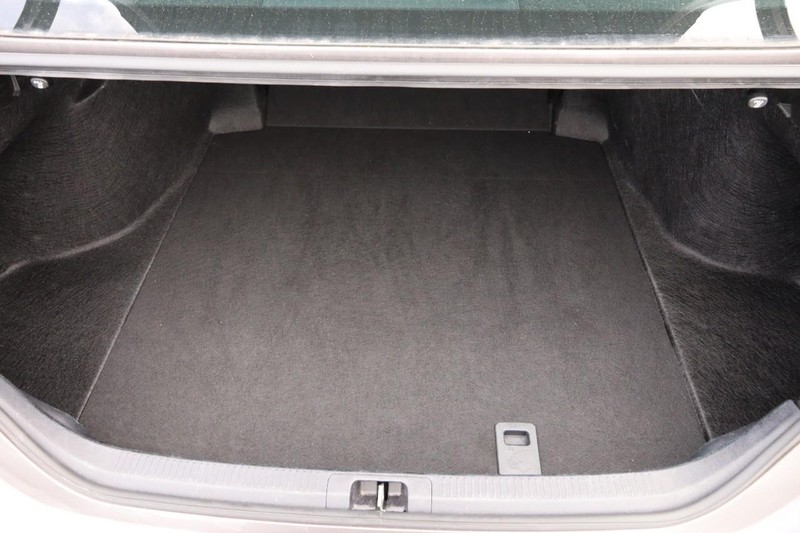 Toyota Camry Vehicle Full-screen Gallery Image 7