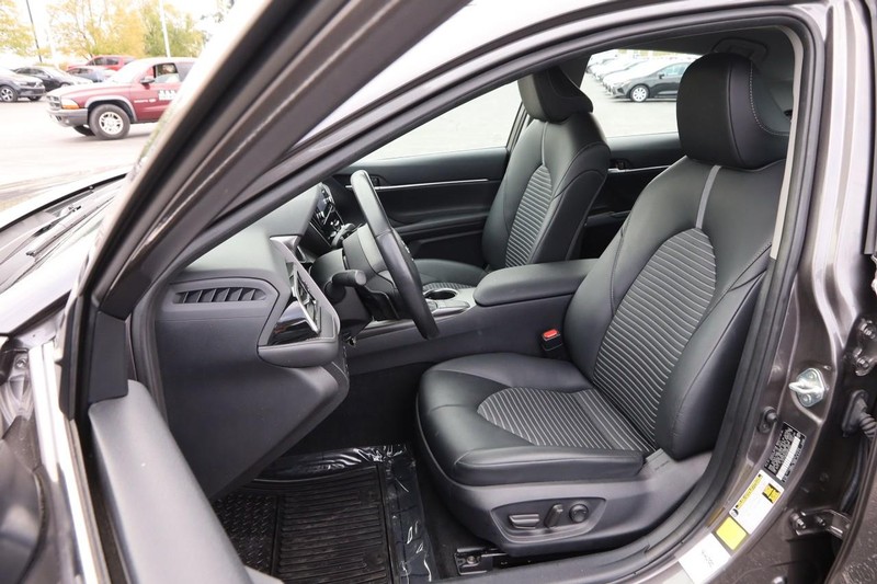 Toyota Camry Vehicle Full-screen Gallery Image 8