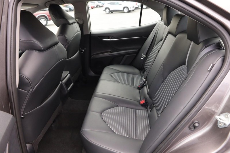 Toyota Camry Vehicle Full-screen Gallery Image 9