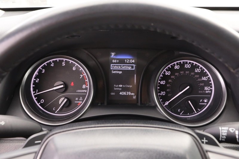 Toyota Camry Vehicle Full-screen Gallery Image 13