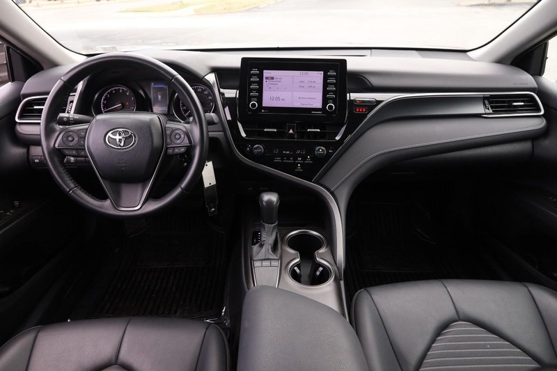 Toyota Camry Vehicle Full-screen Gallery Image 19