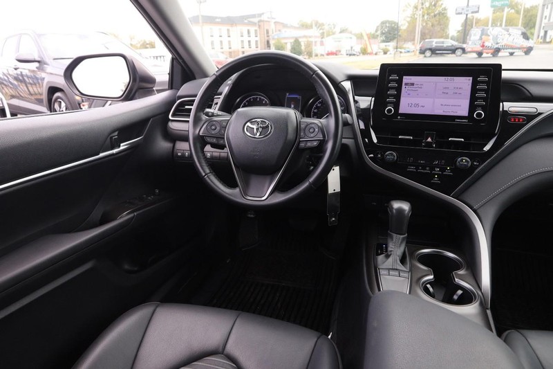 Toyota Camry Vehicle Full-screen Gallery Image 20