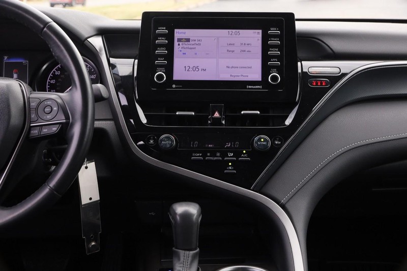 Toyota Camry Vehicle Full-screen Gallery Image 22