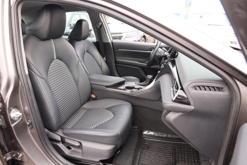 Toyota Camry Vehicle Full-screen Gallery Image 24