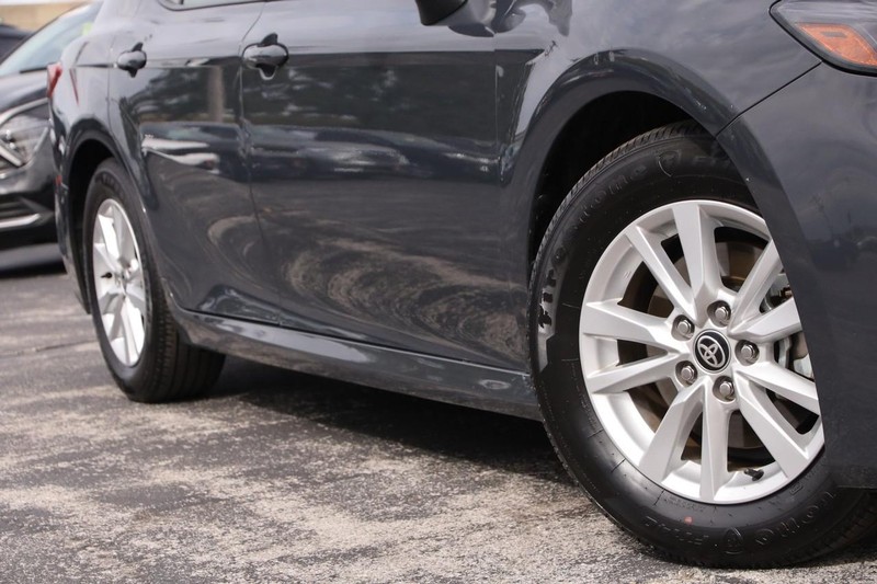 Toyota Camry Vehicle Full-screen Gallery Image 3