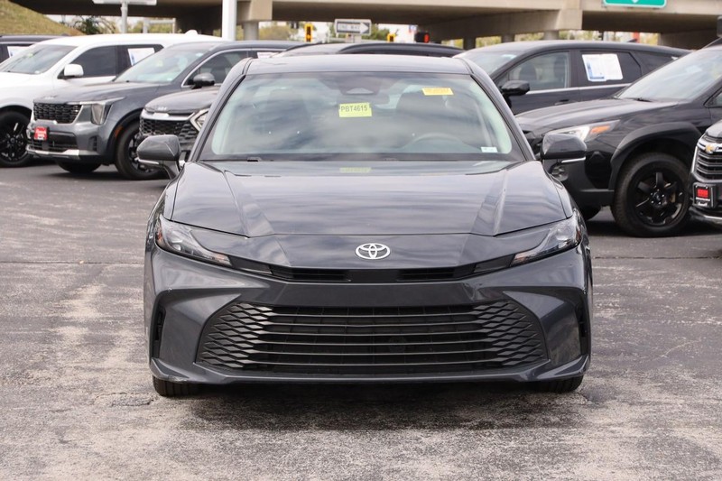 Toyota Camry Vehicle Full-screen Gallery Image 4