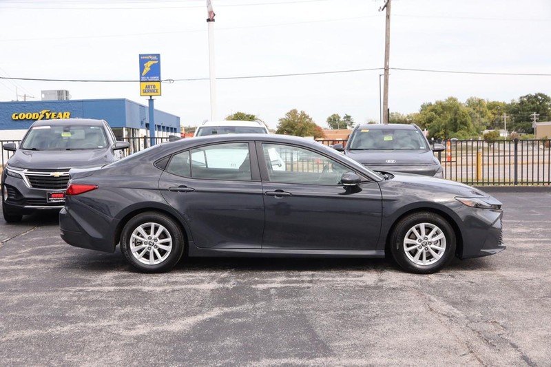 Toyota Camry Vehicle Full-screen Gallery Image 5