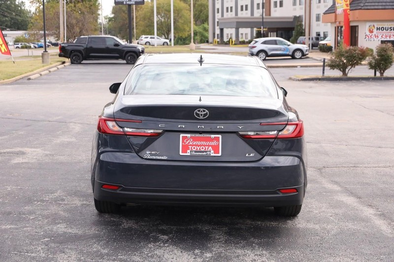 Toyota Camry Vehicle Full-screen Gallery Image 6