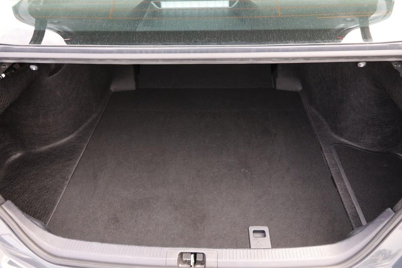 Toyota Camry Vehicle Full-screen Gallery Image 7