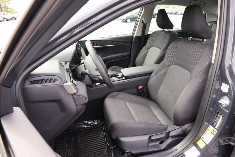 Toyota Camry Vehicle Full-screen Gallery Image 8