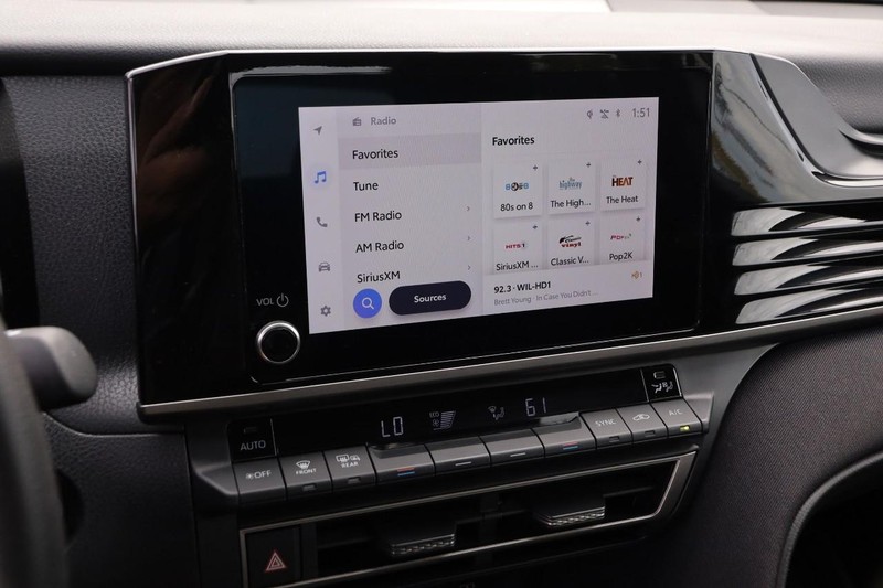 Toyota Camry Vehicle Full-screen Gallery Image 15