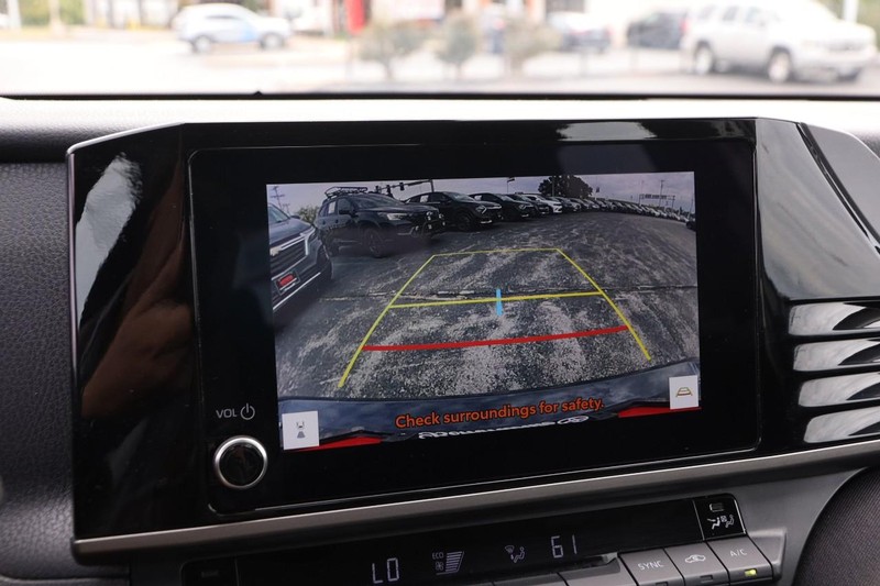 Toyota Camry Vehicle Full-screen Gallery Image 16