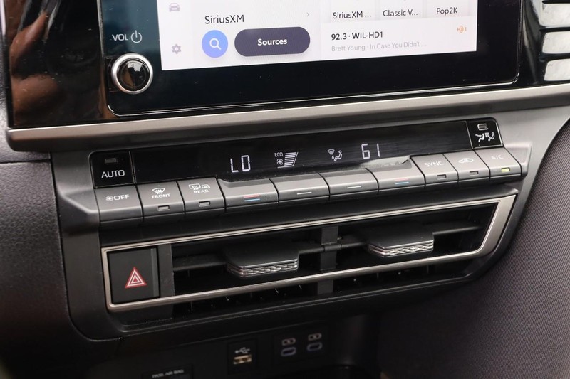 Toyota Camry Vehicle Full-screen Gallery Image 17