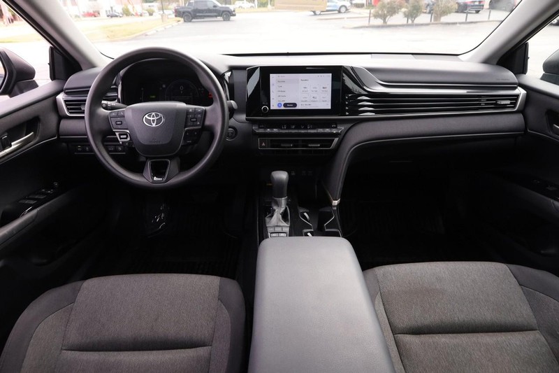 Toyota Camry Vehicle Full-screen Gallery Image 20