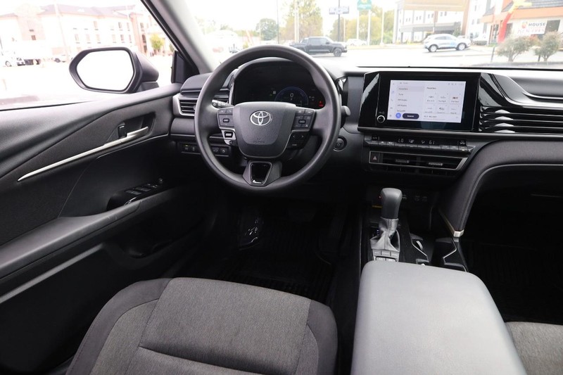 Toyota Camry Vehicle Full-screen Gallery Image 21