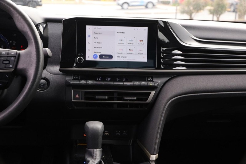 Toyota Camry Vehicle Full-screen Gallery Image 23