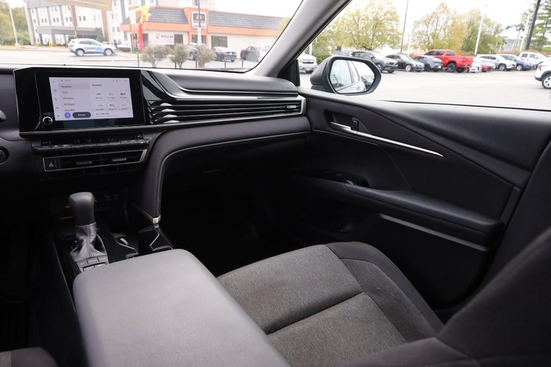 Toyota Camry Vehicle Full-screen Gallery Image 24