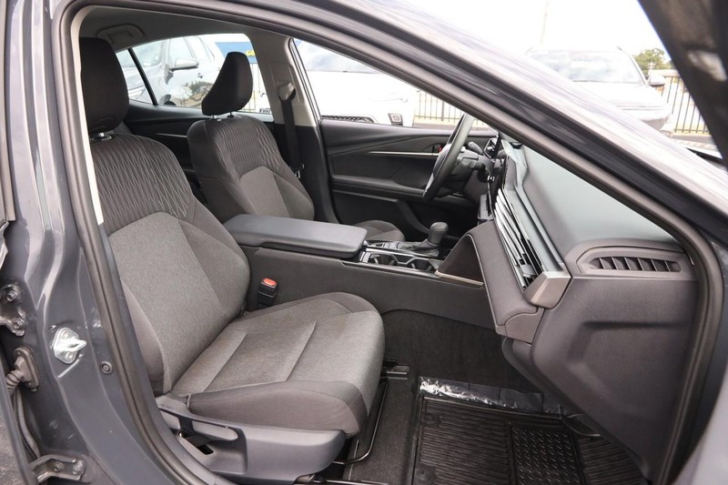 Toyota Camry Vehicle Full-screen Gallery Image 25