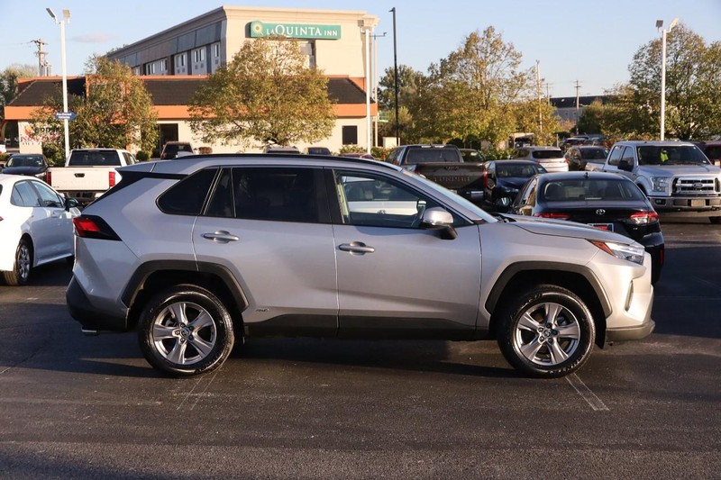 Toyota RAV4 Vehicle Full-screen Gallery Image 5