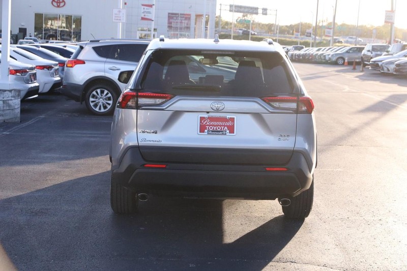 Toyota RAV4 Vehicle Full-screen Gallery Image 6