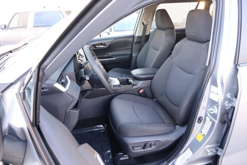 Toyota RAV4 Vehicle Full-screen Gallery Image 8