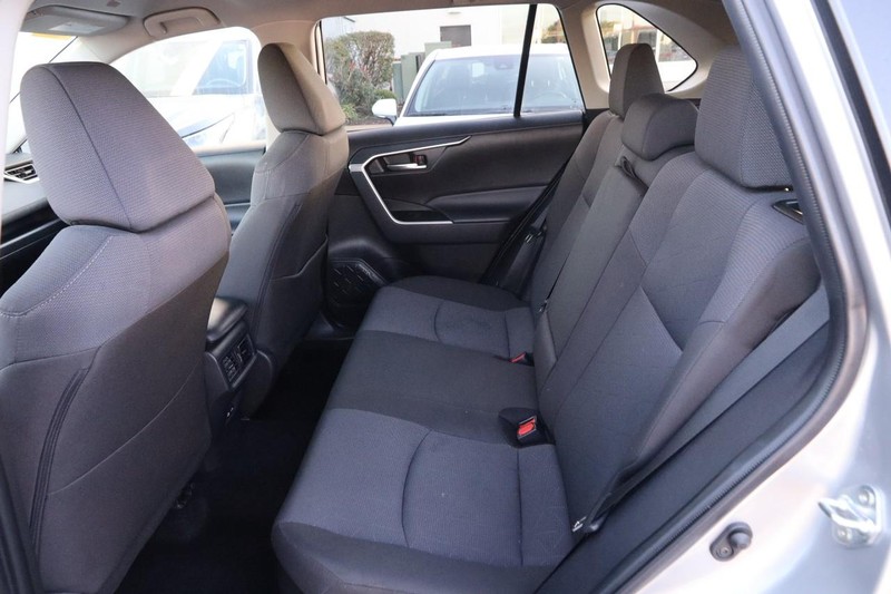 Toyota RAV4 Vehicle Full-screen Gallery Image 9