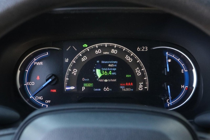 Toyota RAV4 Vehicle Full-screen Gallery Image 13