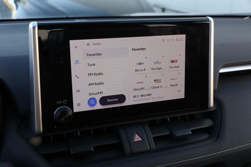 Toyota RAV4 Vehicle Full-screen Gallery Image 15